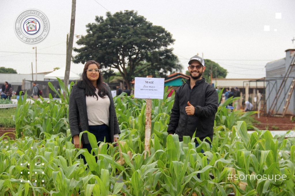 Alumnos realizan jornada de presentación de trabajo en campo experimenta